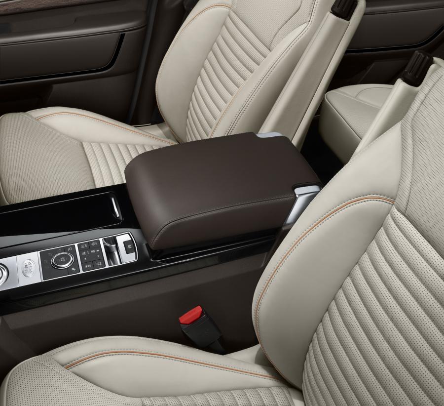 Детали интерьера Land Rover Discovery HSE 2017 года  (фото 67 из 96)